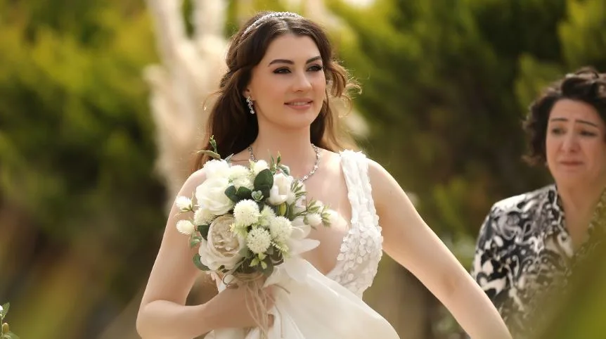 Burcu Özberk verabschiedete sich mit einem überraschenden Post von der Serie Aşk Mantık İntikam