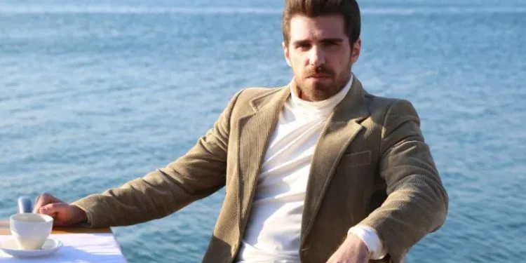 Berker Güven hatte einen coolen Auftritt am Set von Üç Kız Kardeş!