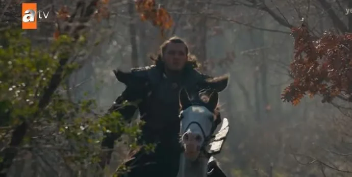 Er fühlt sich so wohl auf einem Pferd… Burak Tozkoparan hat vor der Destan-Serie keine Reiterfahrung!