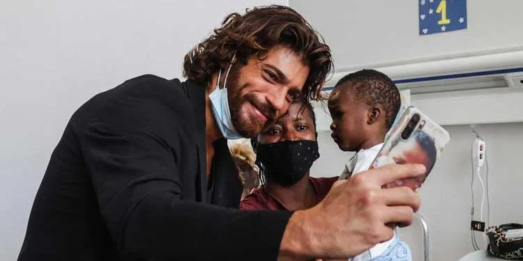 Can Yaman eroberte erneut die Herzen mit seinen Taten, die applaudiert werden!