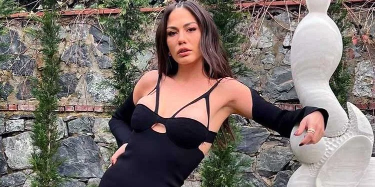 Die schöne Schauspielerin Demet Özdemir macht mit ihrem Kindheitsfoto von sich reden!