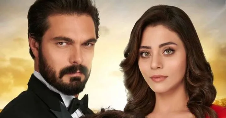 Ehrerbietung gegenüber Sıla Türkoğlu von ihrem Partner Halil İbrahim Ceyhan in der Serie Emanet!