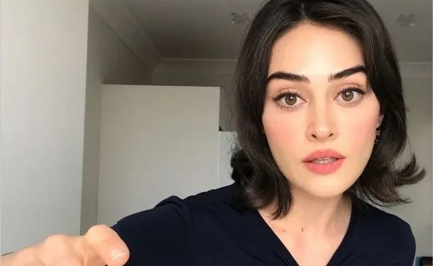 Esra Bilgiç, die die Süslü Korkuluk-Serie verlassen hat, hat einen neuen Deal gemacht!