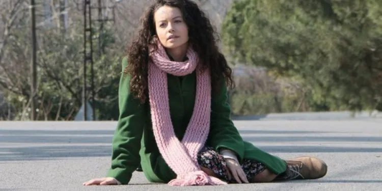 Eine neue Serienüberraschung von Gizem Arıkan, der mit der Yaralı Kuşlar-Serie glänzt!