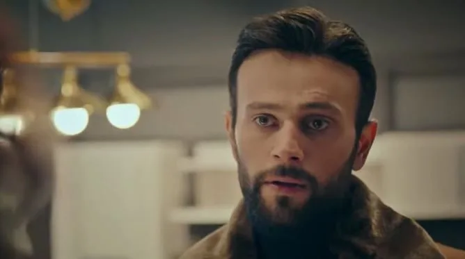 Kerem Arslanoğlu fand in der Kara-Tahta-Serie eine großartige Gelegenheit für seine Karriere