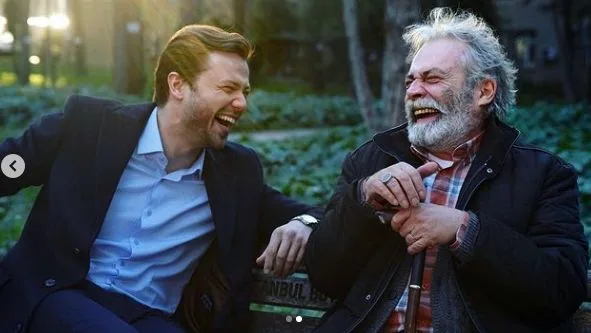 Haluk Bilginer und Tolga Saritas sind am Set in guter Stimmung