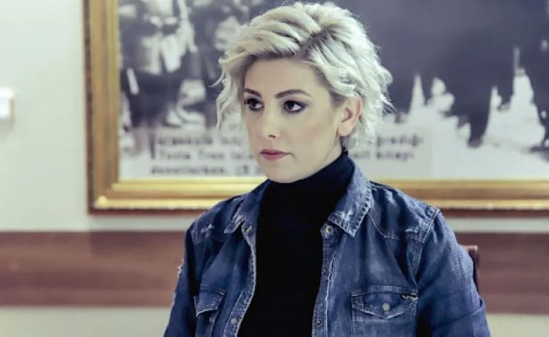 Kaan Urgancıoğlus Ex-Partner Burcu Binici wurde ein Fan der Yargı-Serie!