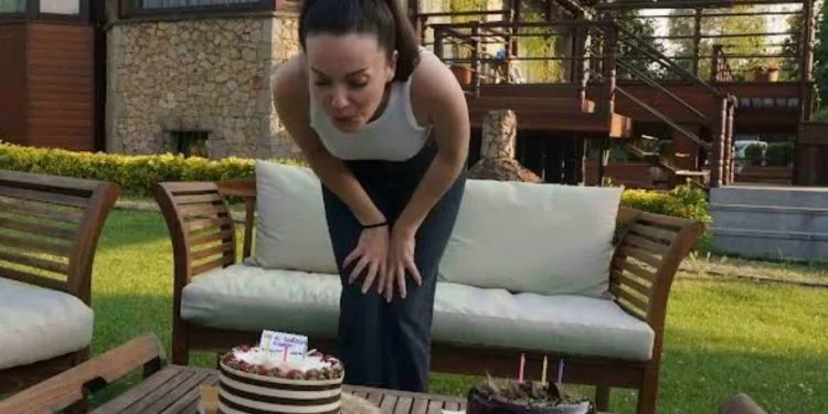 Der Geburtstag von Gizem Arıkan wurde am Set der TV-Serie İçimizdeki Ateş gefeiert!