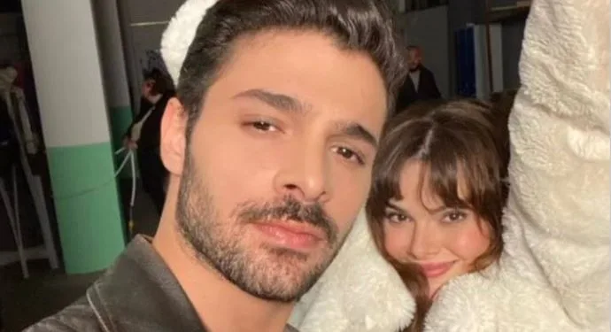 Die Pose, um über Sinem Ünsal und Halit Özgür Sarı zu sprechen, die Partner in der Serie Gizli Saklı sind!