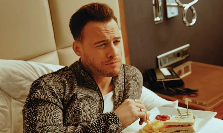 Kerem Bürsin kann vom Erfolg nicht genug bekommen! Jetzt wurde er zum besten Schauspieler Spaniens gewählt!