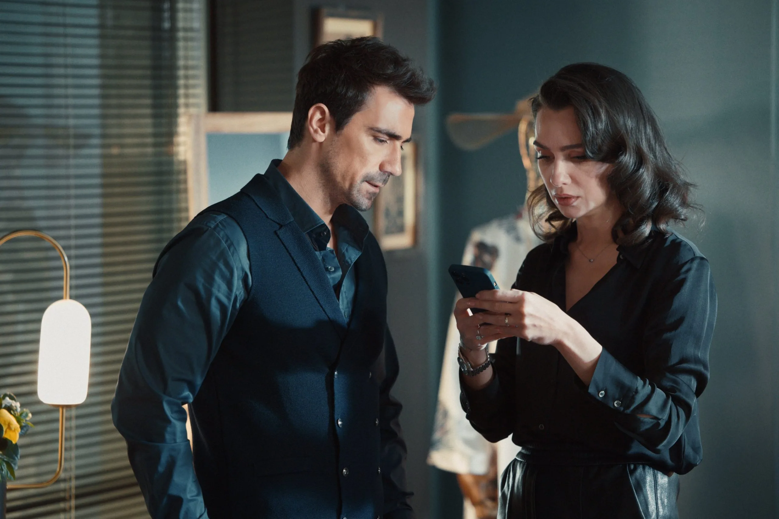 Die neue Serie Kuş Uçuşu von Birce Akalay und İbrahim Çelikkol wird die beiden Generationen einander gegenüberstellen!