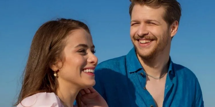 Was für ein schönes TV-Serien-Paar İlayda Alişan und Burak Yörük geworden sind! In ihren Augen liegt Glück!