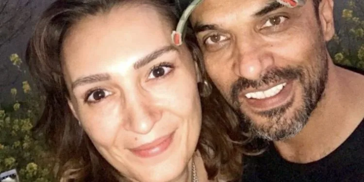 Glückliches Familienbild von Uğur Aslan und Sema Ergenekon Paar mit ihren Kindern!