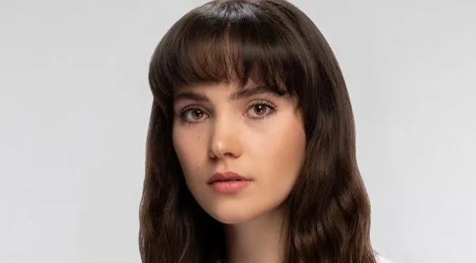Almila Ada, die mit der Üç Kız Kardeş-Serie glänzte, erhielt von ihren Fans mit ihrer Schönheit die volle Punktzahl!