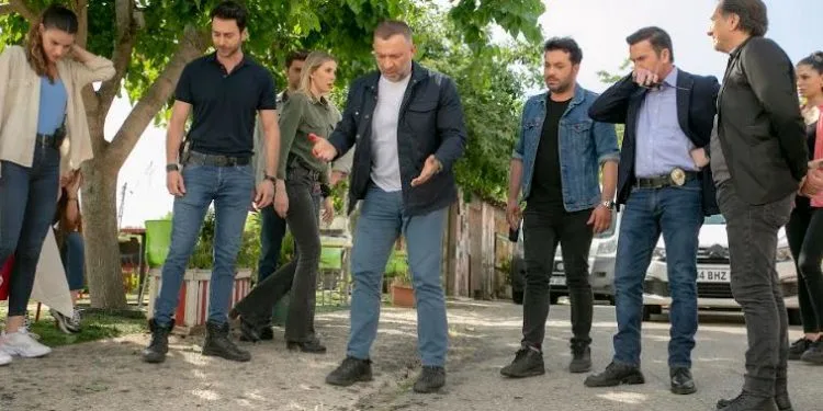 Abschiede nehmen nach Yüsra Geyik und Onur Bay zu, und die TV-Serie Arka Sokaklar hat ein weiteres junges Talent verloren!