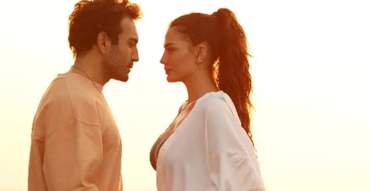 Den ersten Tipp für ihre neue Serie Dünyayla Benim Aramda gab Demet Özdemir