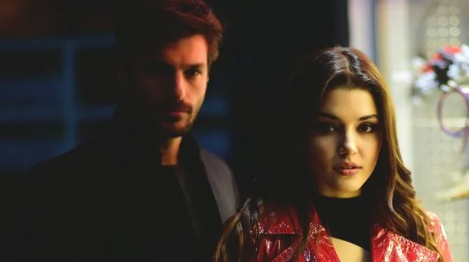 Die neue Staffel von Halka bringt Prominente wie Serkan Çayoğlu und Hande Erçel zusammen, aber es gibt ein Problem