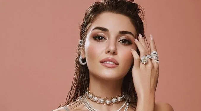 Birce Akalay konnte den exquisiten Posen von Hande Erçel nicht widerstehen!