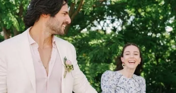 Serkan Çayoğlu, der Özge Gürel von ihrer Familie wollte, überraschte mit einer Überraschung