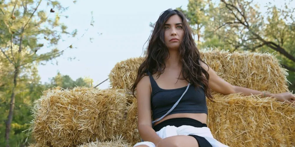 Tuba Büyüküstün wird im Juli mit ihrer neuen Serie Zeytin Ağacı auf Netflix zu sehen sein!