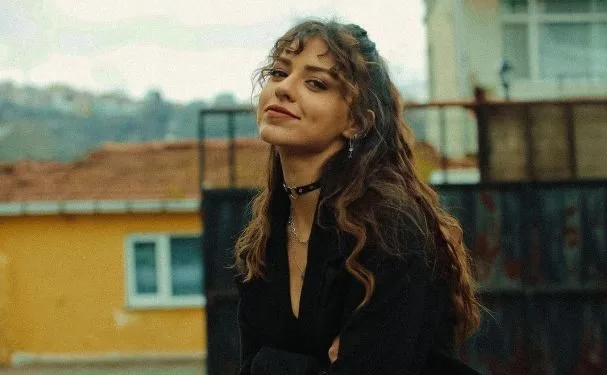 Schauspielerin Aslıhan Malbora wird müde in Barcelona!