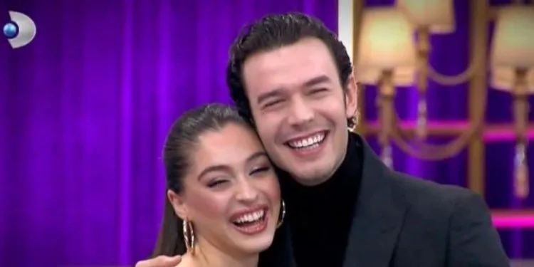 Cemre Baysel arbeitet und ihr Freund Aytaç Şaşmaz amüsiert sich!