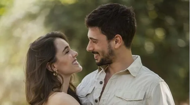 Schauen Sie, wie Hafsanur Sancaktutan den Geburtstag ihres Geliebten Deniz Can Aktaş feierte!