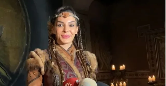Ebru Şahin ist nicht auf der Leinwand, aber sie hat sich deutlich von den weiblichen Darstellern der Sommerserie abgehoben!