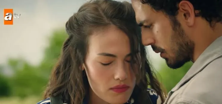 Gülper Özdemirs Partner Erdem Kaynarca in der Gül masalı-Serie hat eine Faszination für eine Sache!