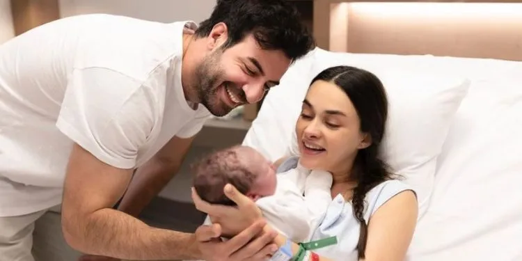 Hier ist die neueste Version von Ali, den Söhnen von Hande Soral und İsmail Demirci