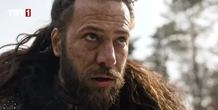 Kaan Taşaner, der Meister der kritischen Rollen, wird alle mit seiner Serie Gecenin Ucunda überraschen!