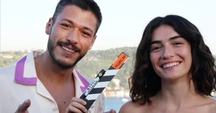 Kubilay Aka und Hazar Ergüçlü sind am Set für die neue digitale Serie Sadece Arkadaşız!