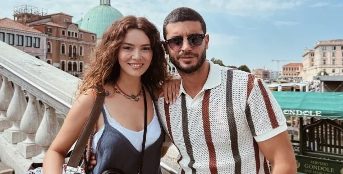 Das erste Foto aus der Partnerschaft von Seray Kaya und Berk Oktay hat eine starke Botschaft!