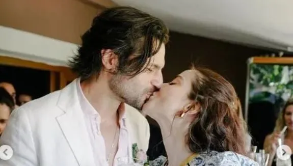 Özge Gürel und Serkan Çayoğlu wurden mit ihren Hochzeitsposen zum Event! Es ist wie direkt aus einem Märchenbuch!