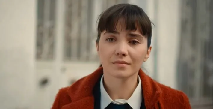 Almila Ada war die erste, die die erwarteten Neuigkeiten aus der Üç Kız Kardeş-Serie überbrachte!