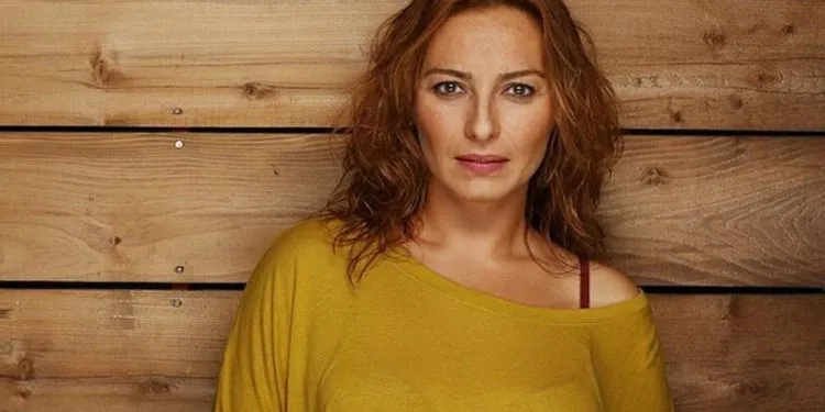 Ayça Bingöl kommt mit einer Geschichte, die Ihnen in ihrer neuen Serie Jahre nach Öyle Bir Geçer Zaman Ki in die Lungen brennen wird