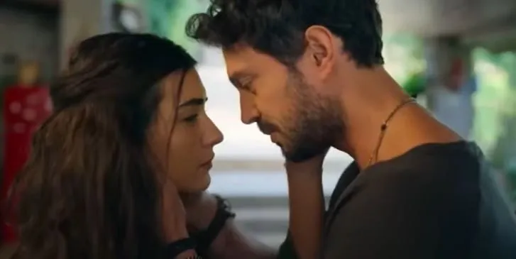 Wie glücklich ist Murat Boz! Zuerst auf der Weltagenda mit Tuba Büyüküstün und jetzt mit Burcu Özberk!