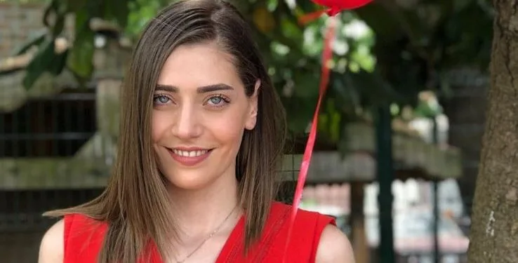3 Jahre nach der Rolle der Leyla in Erkenci Kuş hat Öznur Serçelers Serienentscheidung sie glücklich gemacht!