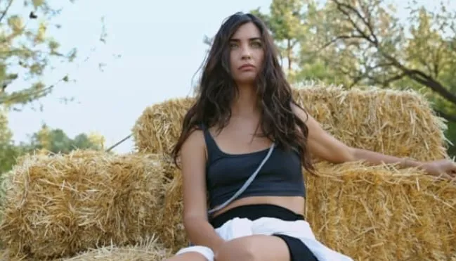 Tuba Büyüküstün, die mit der Netflix-Serie Zeytin Ağacı auf dem Programm steht, wird mit diesen Posen viel von sich reden machen!
