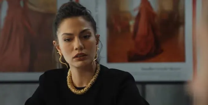 Einheimische Fans kritisieren Demet Özdemir in ihrer neuen Serie, Ausländer verteidigen sie!