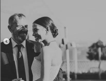 Demet Özdemir teilte ihre Posen mit ihrem Vater bei ihrer Hochzeit, und die Nachricht, die sie schrieb, entging nicht der Aufmerksamkeit!