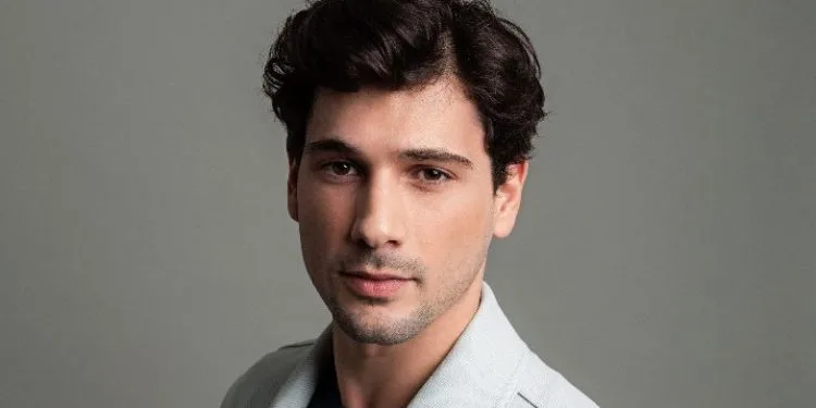 Der gutaussehende Schauspieler Deniz Can Aktaş machte diesmal mit seinem Stil von sich reden!