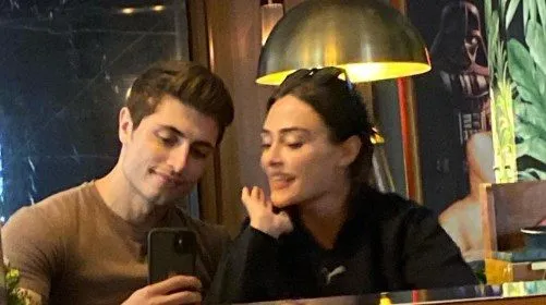 Die Fans waren begeistert, den hübschen Kerl neben der Schauspielerin Esra Bilgiç zu sehen!