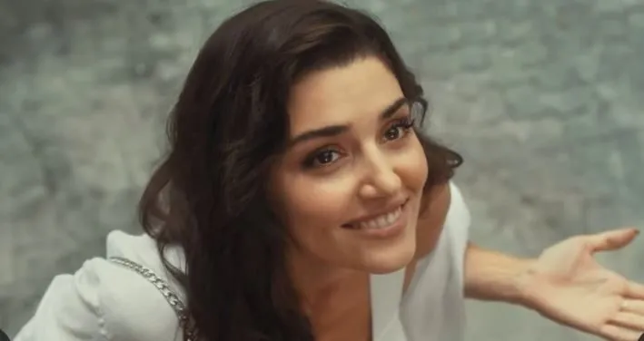 Hande Erçel steht wieder ganz oben auf der Liste! Und schau in welche Kategorie!