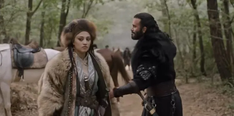 Kayra Zabcı, die gerade mit der Alparslan-Serie begonnen hat, ist sowohl kritisch als auch unterstützend!