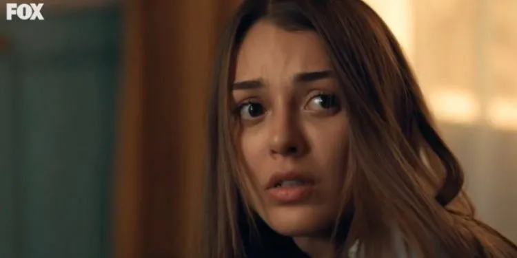 Die Figur Mona, gespielt von Dilan Çiçek Deniz in der TV-Serie Kusursuz Kiracı, ist das Ziel von Kritikpfeilen!
