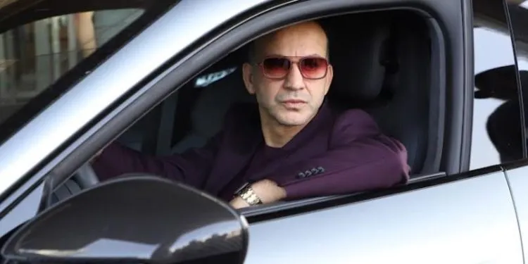 Schauspieler Rıza Kocaoğlu ist hier mit seinem Bild in seiner neuen TV-Serie Tuzak!