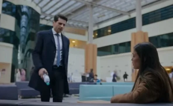 Pınar Deniz kann ihre Tränen nicht zurückhalten, als sie Ceylin im Fernsehen in der Serie Yargı!
