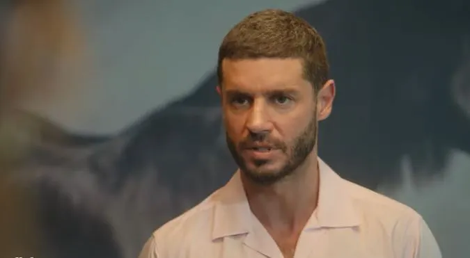 Berk Oktay versteht sich gut mit seinem kleinen Partner in der TV-Serie Bir Küçük Gün Işığı!