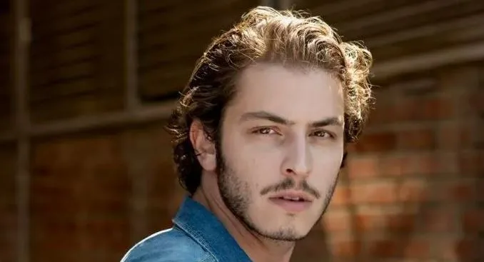 Der gutaussehende Schauspieler Boran Kuzum fand Liebe in seinem Co-Star in der Serie